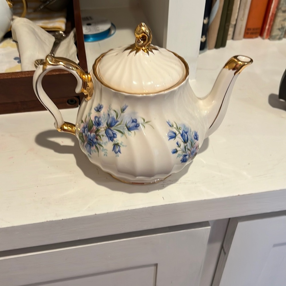 Sadler teapot with blue flowers